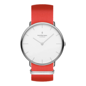 Nordgreen Collection Native Montre acier avec bracelet nato rouge.
