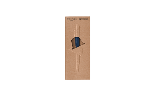 Caran d'Ache 849.606 6ème Edition du stylo bille collection Nespresso, de couleur bleu foncé rappelant la capsule Kazaar. Réalisé à partir de capsules Nespresso recyclées. Swiss made.