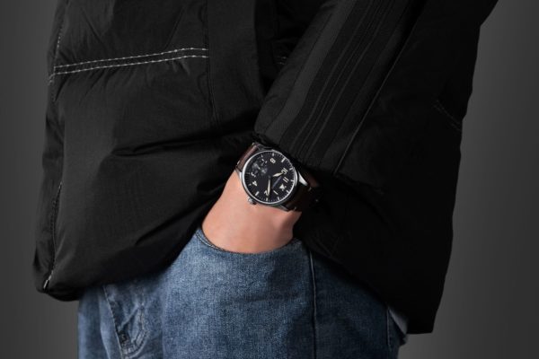 Aérowatch Collection Renaissance Aviateur 55981-aa02 Montre quartz suisse made, cadran noir mat, 3 aiguilles, bracelet cuir brun, garantie 2 ans.