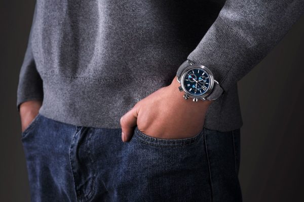 Aérowatch 79100-aa01 Chronographe, 44mm en acier inoxydable, braquet cuir gris, cadran bleu avec reflets, date à 4h, garantie 2 ans, Swiss made.