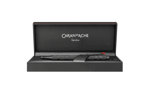Caran d'Ache 890.010 Ecridor Black Lines chrome noir finition sablée mat stylo bille cadeau homme Swiss Made
